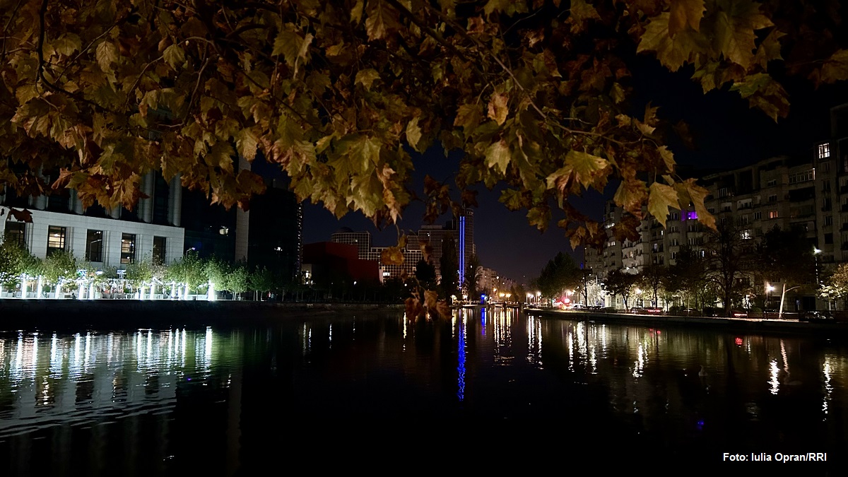 Річка Димбовіца уночі, в районі Національної бібліотеки (Фото: Iulia Opran/RRI