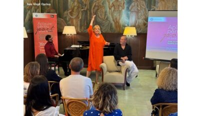 Aplauze pentru poet pe scenă… în Spania