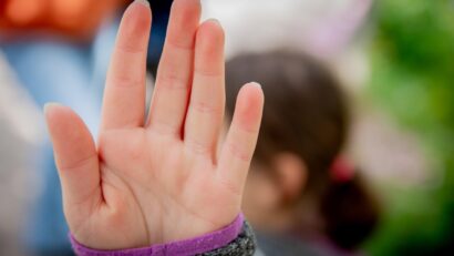 Consiliul cere accent sporit pe prevenirea violenței împotriva femeilor