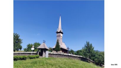 În Biserica de lemn din Plopiş