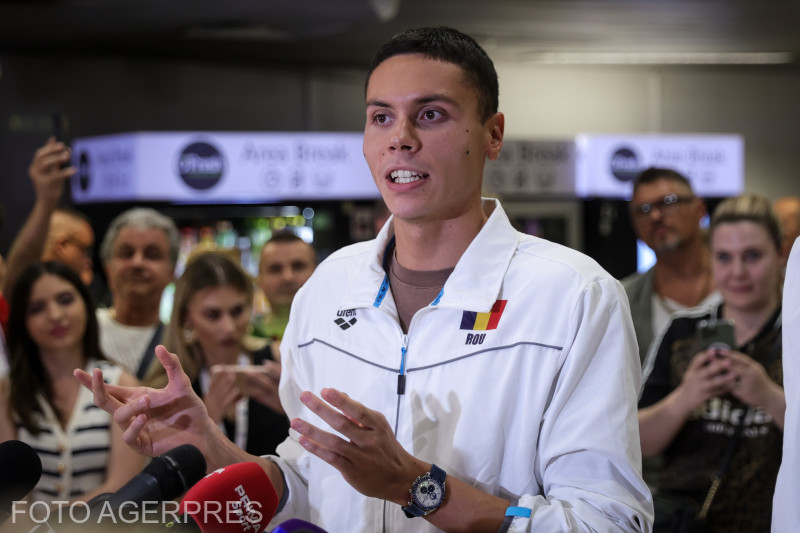 David Popovici la revenirea în țară de la Mondialele din Singapore / Foto: Agerpres