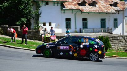 Cum pot deveni pilot de raliu?