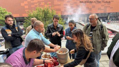 Un român aruncă o porție de mâncare pe zi